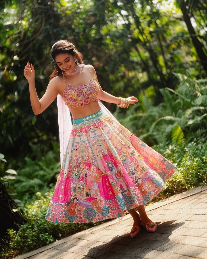 keerthy-suresh-mahendi-ceremony-photos